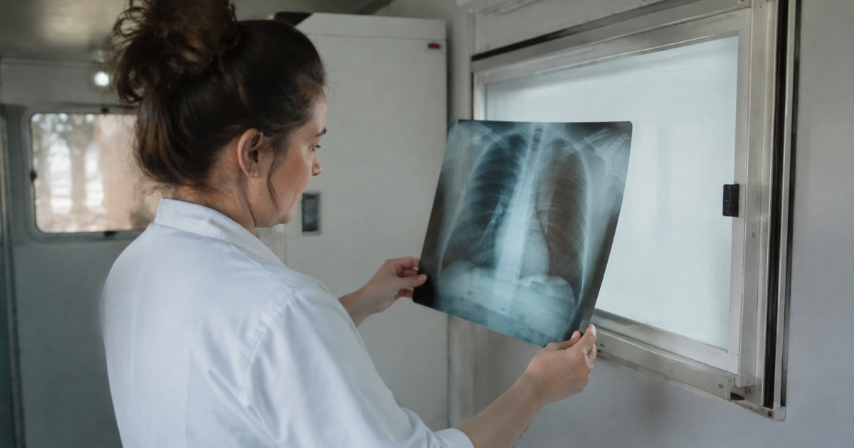 Main posant radiographie dans conteneur medical specialise